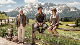 Erdal (Fahri Yardim, Mi.) unterst&uuml;tzt Tilda (Emma Schweiger) und Amandus (Dieter Hallervorden) bei ihrer Reise nach Venedig.  +++ Die Verwendung des sendungsbezogenen Materials ist nur mit dem Hinweis und Verlinkung auf RTL+ gestattet. +++