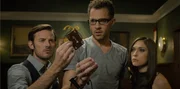 Tyler hat 30. Geburtstag. Freundin Christen schenkt ihm eine Einladung in einen mysteri&ouml;sen Escape Room. Eingesperrt mit vier Freunden, m&uuml;ssen sie in bizarren Zimmern knifflige R&auml;tsel l&ouml;sen, um wieder herauszukommen. Da verschwindet Christen. Tyler entdeckt sie auf einem Monitor: nackt in einem K&auml;fig... Ein grausames Spiel beginnt.