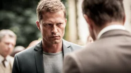 Der ehemalige Tierarzt Amandus zeigt zunehmend Anzeichen einer Alzheimer-Erkrankung. Sein Sohn Niko (Til Schweiger) erkennt, dass Amandus Hilfe nicht mehr allein zurecht kommt, und plant, ihn in einem Pflegeheim unterzubringen.   +++ Die Verwendung des sendungsbezogenen Materials ist nur mit dem Hinweis und Verlinkung auf RTL+ gestattet. +++