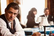 L-R: Hector Chambers (Vince Colosimo) spielt den Lockvogel für Miss Fisher (Essie Davis) und Detective Jack Robinson (Nathan Page) L-R: Hector Chambers (Vince Colosimo) spielt den Lockvogel für Miss Fisher (Essie Davis) und Detective Jack Robinson (Nathan Page)