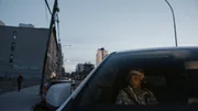 Yinka Bokinni sitzt im Auto.    +++ Die Verwendung des sendungsbezogenen Materials ist nur mit dem Hinweis und Verlinkung auf RTL+ gestattet. +++; Yinka Bokinni sitzt im Auto.    +++ Die Verwendung des sendungsbezogenen Materials ist nur mit dem Hinweis und Verlinkung auf RTL+ gestattet. +++