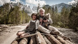 Tilda (Emma Schweiger) reist mit Amandus (Dieter Hallervorden) gemeinsam nach Venedig aus, wo er als junger Mann seine Flitterwochen verbracht hat.  +++ Die Verwendung des sendungsbezogenen Materials ist nur mit dem Hinweis und Verlinkung auf RTL+ gestattet. +++
