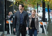 Lucifer (Tom Ellis, l.) und Chloe (Lauren German, r.) arbeiten mit Linda zusammen, nachdem ein Therapeut ermordet wurde und all seine Patienten Tatverdächtige sind. Und ganz nebenbei hofft Lucifer darauf, dass Linda sein Gefühlschaos aufräumen kann, in dem sie Chloe therapiert ... Lucifer (Tom Ellis, l.) und Chloe (Lauren German, r.) arbeiten mit Linda zusammen, nachdem ein Therapeut ermordet wurde und all seine Patienten Tatverdächtige sind. Und ganz nebenbei hofft Lucifer darauf, dass Linda sein Gefühlschaos aufräumen kann, in dem sie Chloe therapiert ...