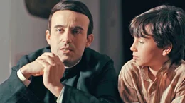 Padre Poveda (Raul Escudero, l.) erklaert dem kleinen Manolo, dass das Licht immer staerker sein wird als die Finsternis. 

Verwendung nur in Verbindung mit der Programmkommunikation. Jede andere Nutzung ist untersagt.