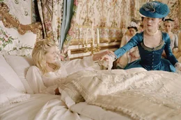 Der erste Morgen in Versailles: Comtesse?de?Noailles (Judy?Davis,?r.) f&uuml;hrt die junge Marie?Antoinette (Kirsten?Dunst,?l.) in die strengen Rituale des franz&ouml;sischen Hofes ein.
