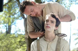 Die beiden Reisegef&auml;hrten Silas (Michael Fassbender) und Jay (Kodi Smit-McPhee) sind ein ungleiches Gespann.