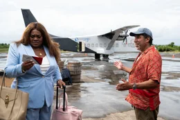 Aus Mangel an Alternativen nimmt Beth (Da'Vine Joy Randolph) Oscars (Oscar Nu&ntilde;ez) Angebot an, sie in seiner kleinen Transportmaschine auf die Insel zu fliegen.