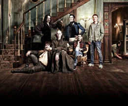 Skurrile Wohngemeinschaft mit G&auml;sten - Von links: Deacon (Jonathan Brugh), Vladislav (Jemaine Clement), Petyr (Ben Fransham), Viago (Taika Waititi), Nick (Cori Gonzalez-Macuer), Stu (Stu Rutherford) und Jackie (Jackie Van Beek).