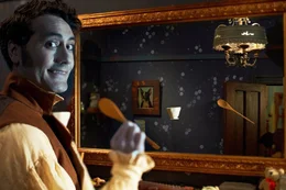 Viago (Taika Waititi) zeigt, dass man auch ohne Spiegelbild gut durchs Leben kommen kann.