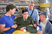 Viktor (Johannes Rotter, 2.v.li.) ist fassungslos: Der Kollege, der ihm im Dienst am Doppelkopf-Abend vertreten hat, ist von einem Laster &uuml;berrollt worden. Atze (Atze Schr&ouml;der, li.), Harry (Norbert Heisterkamp, 2.v.re.) und Pl&auml;te (J&uuml;rgen Mikol) versuchen zu tr&ouml;sten.