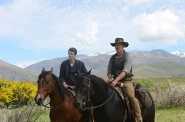 Jay Cavendish (Kodi Smit-McPhee) und Silas Selleck (Michael Fassbender) sind gemeinsam auf dem langen Weg nach Westen.