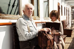 Tilda (Emma Schweiger) reist mit Amandus (Dieter Hallervorden) gemeinsam nach Venedig aus, wo er als junger Mann seine Flitterwochen verbracht hat.  +++ Die Verwendung des sendungsbezogenen Materials ist nur mit dem Hinweis und Verlinkung auf RTL+ gestattet. +++