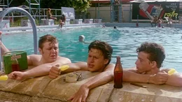 Die drei Freunde Johnny (Zachi Noy, li.), Momo (Jonathan Segal) und Benny (Yiftach Katzur, re.) haben wohl eine Abk&uuml;hlung dringend n&ouml;tig..Die drei Freunde Johnny (Zachi Noy, li.), Momo (Jonathan Segal) und Benny (Yiftach Katzur, re.) haben wohl eine AbkĂĽhlung dringend nĂ&para;tig..