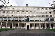 Im Innenhof des Staatlichen Pariser Instituts f&uuml;r junge Geh&ouml;rlose steht die Statue seines Gr&uuml;nders, des Abb&eacute; de l'&Eacute;p&eacute;e. Der philanthropische Geistliche gr&uuml;ndete die weltweit erste Geh&ouml;rlosenschule.