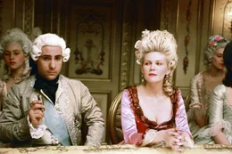 Bei einem Opernbesuch mit ihrem Ehemann Louis XVI. (Jason Schwartzman) begegnet Marie?Antoinette (Kirsten?Dunst, r.) der freigeistigen Herzogin von?Polignac &ndash; Beginn einer ungew&ouml;hnlichen Freundschaft am franz&ouml;sischen Hof.