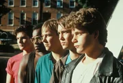 Billy (Sean Astin,r.) und seine Kumpels Henry 'Hank' Giles III (T. E. Russell,2,v.l.), Joseph 'Joey' Trotta (Wil Wheaton,2.v.r.), Jonathan 'Snuffy' Bradberry (Keith Coogan,m.) und Ricardo Montoya (George Perez,l.) k&ouml;nnen endlich zeigen was wirklich in ihnen steckt. . Boy Soldiers