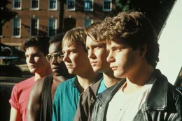 Billy (Sean Astin,r.) und seine Kumpels Henry 'Hank' Giles III (T. E. Russell,2,v.l.), Joseph 'Joey' Trotta (Wil Wheaton,2.v.r.), Jonathan 'Snuffy' Bradberry (Keith Coogan,m.) und Ricardo Montoya (George Perez,l.) k&ouml;nnen endlich zeigen was wirklich in ihnen steckt. . Boy Soldiers