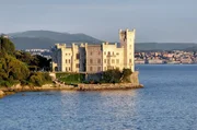 Auf Schloss Miramare, vor der K&uuml;ste von Triest, hat sich Sophies Lieblingssohn Maximilian ein f&uuml;rstliches Anwesen erbauen lassen. Das Schloss l&auml;sst keinen Zweifel an seinen Herrscher-Ambitionen.