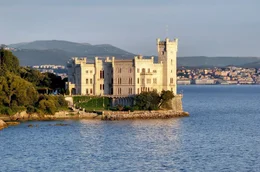 Auf Schloss Miramare, vor der K&uuml;ste von Triest, hat sich Sophies Lieblingssohn Maximilian ein f&uuml;rstliches Anwesen erbauen lassen. Das Schloss l&auml;sst keinen Zweifel an seinen Herrscher-Ambitionen.
