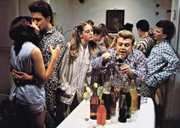 Eine Pyjamaparty mit &Uuml;berraschungen: Momo (Janathan Segal, l.) verliebt sich in Shelly (Daphne Armoni) und Martha (Rachel Steiner) sucht bei Johnny (Zachi Noy, M.) ihr Gl&uuml;ck.