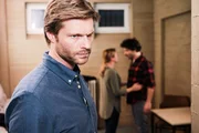 Robert (Felix Maximilian, l.) trifft die Erkenntnis, dass Kathi (Mandy Neidig) und Manuel (Daniel Sellier) wieder ein Paar sind. Robert (Felix Maximilian, l.) trifft die Erkenntnis, dass Kathi (Mandy Neidig) und Manuel (Daniel Sellier) wieder ein Paar sind.