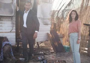 Mehmet Özakin (Erol Sander) und seine "Ex" Sevim (Idil Üner) befragen als Ermittlerduo einen Strandbar-Betreiber. Mehmet Özakin (Erol Sander) und seine "Ex" Sevim (Idil Üner) befragen als Ermittlerduo einen Strandbar-Betreiber.