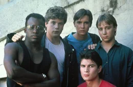 Billy (Sean Astin) und seine Kumpels Henry 'Hank' Giles III (T. E. Russell,l.), Joseph 'Joey' Trotta (Wil Wheaton,2.v.r.), Jonathan 'Snuffy' Bradberry (Keith Coogan,r.) und Ricardo Montoya (George Perez,u.). . Boy Soldiers