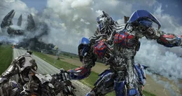 Verfolgt von der CIA und den feindlichen Decepticons muss Optimus Prime, Anf&uuml;hrer der menschenfreundlichen au&szlig;erirdischen Autobots, nicht nur um sein eigenes Leben k&auml;mpfen, sondern auch um das seiner Anh&auml;nger und der Menschen, die ihm nahestehen ...