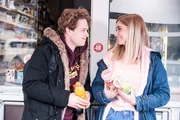 Marie (Sarah Buchholzer) und Kevin (Tobias Sch&auml;fer) hoffen verliebt auf einen ungest&ouml;rten Abend zu zweit.