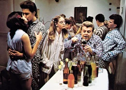 Eine Pyjamaparty mit &Uuml;berraschungen: Momo (Jonathan Segal, l.) verliebt sich in Shelly (Daphne Armoni) und Martha (Rachel Steiner) sucht bei Johnny (Zachi Noy, M.) ihr Gl&uuml;ck.