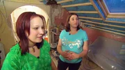 Die schwangere Sarah (re.) und ihr Freund Gerrit leben immer noch auf einer Baustelle... (Foto, li.: Sarahs Freundin Kathi) Die schwangere Sarah (re.) und ihr Freund Gerrit leben immer noch auf einer Baustelle... (Foto, li.: Sarahs Freundin Kathi)