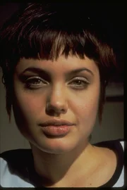 Kate (Angelina Jolie)