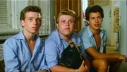 Die drei Freunde Benny (Yiftach Katzur, li.), Momo (Jonathan Segal, re.) und Johnny (Zachi Noy) durchleben Liebes-Freud und &ndash;Leid im Israel des Jahres 1958.Die drei Freunde Benny (Jesse Katzur, li.), Momo (Jonathan Segal, re.) und Johnny (Zachi Noy) durchleben Liebes-Freud und &acirc;&euro;&ldquo;Leid im Israel des Jahres 1958.