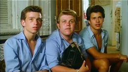 Die drei Freunde Benny (Yiftach Katzur, li.), Momo (Jonathan Segal, re.) und Johnny (Zachi Noy) durchleben Liebes-Freud und &ndash;Leid im Israel des Jahres 1958.Die drei Freunde Benny (Jesse Katzur, li.), Momo (Jonathan Segal, re.) und Johnny (Zachi Noy) durchleben Liebes-Freud und &acirc;&euro;&ldquo;Leid im Israel des Jahres 1958.