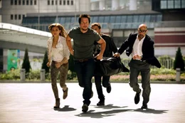 Als der Erfinder Cade Yaeger (Mark Wahlberg, 2.v.l.) in seiner Scheune auf den untergetauchten F&uuml;hrer der au&szlig;erirdischen Autobots trifft, muss er mit seiner Tochter Tessa (Nicola Peltz, l.) und deren Freund Shane (Jack Reynor, 2.v.r.) fliehen. Dabei begegnen sie dem Milliard&auml;r Joshua Joyce (Stanley Tucci, r.) ...