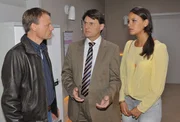 Klaus Plass (Joachim Sch&ouml;nfeld, li.) erkl&auml;rt Jo Gerner (Wolfgang Bahro) und Jasmin Flemming (Janina Uhse), dass Dominik bei der Gegen&uuml;berstellung unter Drogeneinfluss stand.