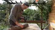 Bei dem 17-jährigen Cedric dreht sich unterdessen alles um sein neuestes Projekt: Er möchte Pilze an Bäumen züchten - und hat eine vermeintlich geniale Idee, wie es klappen könnte. Bei dem 17-jährigen Cedric dreht sich unterdessen alles um sein neuestes Projekt: Er möchte Pilze an Bäumen züchten - und hat eine vermeintlich geniale Idee, wie es klappen könnte.