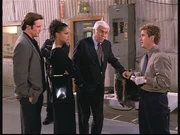 (v.l.n.r.) Steve (Barry Van Dyke), Amanda (Victoria Rowell) und Mark (Dick Van Dyke) geben Jesse (Charlie Schlatter) die Schuld daran, dass beim Kochwettbewerb die Mikrowelle explodiert ist.