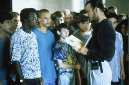 Der kolumbianische Gangster Luis Cali (Andrew Divoff,r.) hat die Schule gest&uuml;rmt und die Sch&uuml;ler als Geiseln genommen um seinen Vater freizupressen. . Boy Soldiers