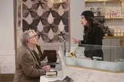 Gerade im "The High" muss Max (Kat Dennings, r.) besonders freundlich zu den G&auml;sten, wie Rudy (Gary Rubenstein, l.), sein, auch wenn ihr das nicht immer einfach f&auml;llt ...