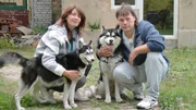 Gemeinsam mit ihren zwei Husky-Hunden wohnen Uwe (re.) und Yvonne (li.) in einer 45-Quadratmeter-Wohnung - das ist viel zu wenig Platz für vier Bewohner! Obwohl das Ehepaar über keinerlei Ersparnisse verfügt, finden sie nach monatelanger Suche das passende Objekt. Gemeinsam mit ihren zwei Husky-Hunden wohnen Uwe (re.) und Yvonne (li.) in einer 45-Quadratmeter-Wohnung - das ist viel zu wenig Platz für vier Bewohner! Obwohl das Ehepaar über keinerlei Ersparnisse verfügt, finden sie nach monatelanger Suche das passende Objekt.