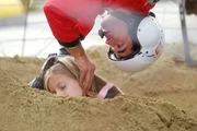 Kopf&uuml;ber versucht Florian (Jo Weil) die bewusstlose Esther (Beatrix Wipplinger) aus dem Sand zu ziehen.