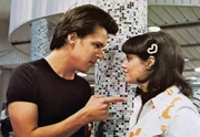 Bei einer Mondscheinparty verliebt sich Momo (Jonathan Segal) in die h&uuml;bsche Shelly (Daphne Armoni).