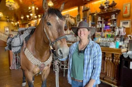 "Ein Pferd kommt in eine Bar" - Samantha und ihr Mustang-Hengst Freemont g&ouml;nnen sich eine Pause in einem alten Saloon in Virginia City, Nevada.