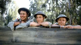 Selbst beim Milit&auml;r finden Johnny (Zachi Noy, re.), Benny (Jesse Katzur, Mi.) und Momo (Jonathan Segal) eine angenehme Abwechslung: im Nachbarcamp werden M&auml;dchen gedrllt...Selbst beim MilitĂ&curren;r finden Johnny (Zachi Noy, re.), Benny (Jesse Katzur, Mi.) und Momo (Jonathan Segal) eine angenehme Abwechslung: im Nachbarcamp werden MĂ&curren;dchen gedrllt...