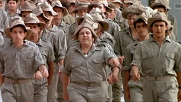 Diesmal scheint es ernst zu werden, denn Benny (Jesse Katzur, li.), Johnny (Zachi Noy, Mi.) und Momo (Jonatha Segal) m&uuml;ssen zur Armee..Diesmal scheint es ernst zu werden, denn Benny (Jesse Katzur, li.), Johnny (Zachi Noy, Mi.) und Momo (Jonatha Segal) mĂĽssen zur Armee..