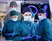 Dr. Morgan Reznick (Fiona Gubelmann, M.) und Dr. Neil Melendez (Nicholas Gonzalez, r.) Dr. Morgan Reznick (Fiona Gubelmann, M.) und Dr. Neil Melendez (Nicholas Gonzalez, r.)