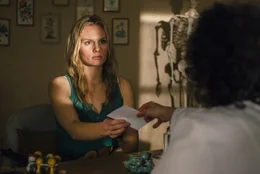 Dr. Becker (Agathe Taffertshofer) glaubt, das Hanni (Rosalie Thomas ) einfach &uuml;berfordert ist, befreit Magdalena aber vom Sport.