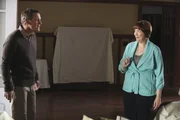 W&auml;hrend Felicia Tilman (Harriet Sansom Harris, r.) Frieden mit Paul (Mark Moses, l.) schlie&szlig;en m&ouml;chte, ist Andrew bereit, Carlos endlich die Wahrheit zu sagen. Doch ist das eine gute Idee?