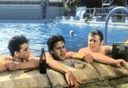 Zwischen Schule, Kino, Parties und Eisdiele sind Benny (Yiftach Katzur, l.), Momo (Jonathan Segal, M.) und Johnny (Zachi Noy) auf der Jagd nach den ersten sexuellen Erfahrungen.